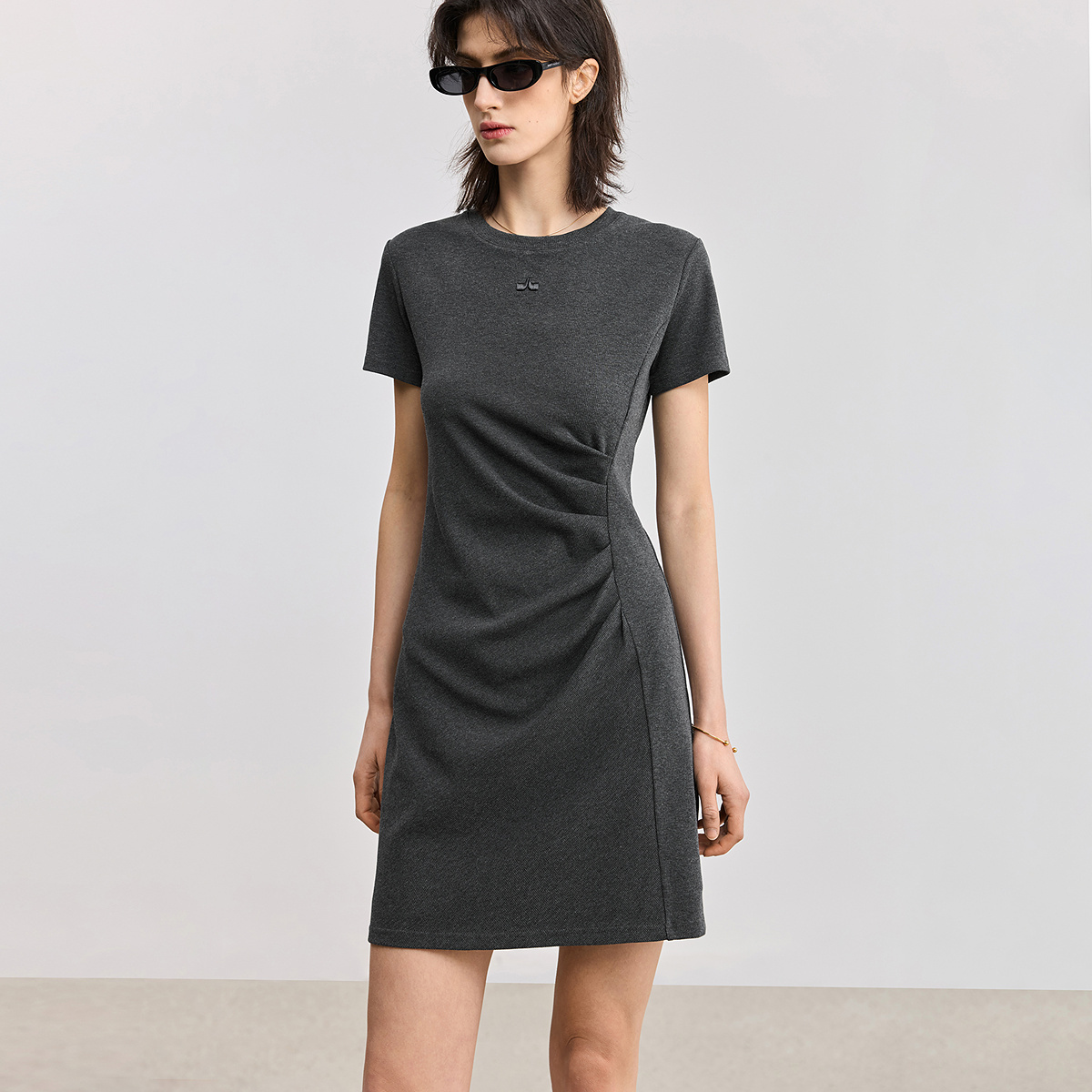 LILY2025夏新款格雷系极简风不对称褶皱收腰休闲短袖T恤连衣裙女