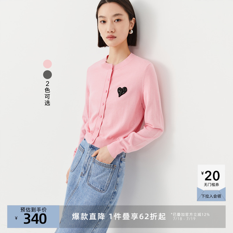 简约圆领设计，细密贴合紧致有型。