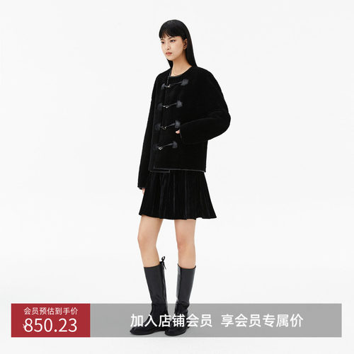 宽松休闲版型，结合圆领和落肩设计。