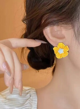 黄色多巴胺花朵耳钉女2026年新爆款感度假耳环饰轻奢气质独特