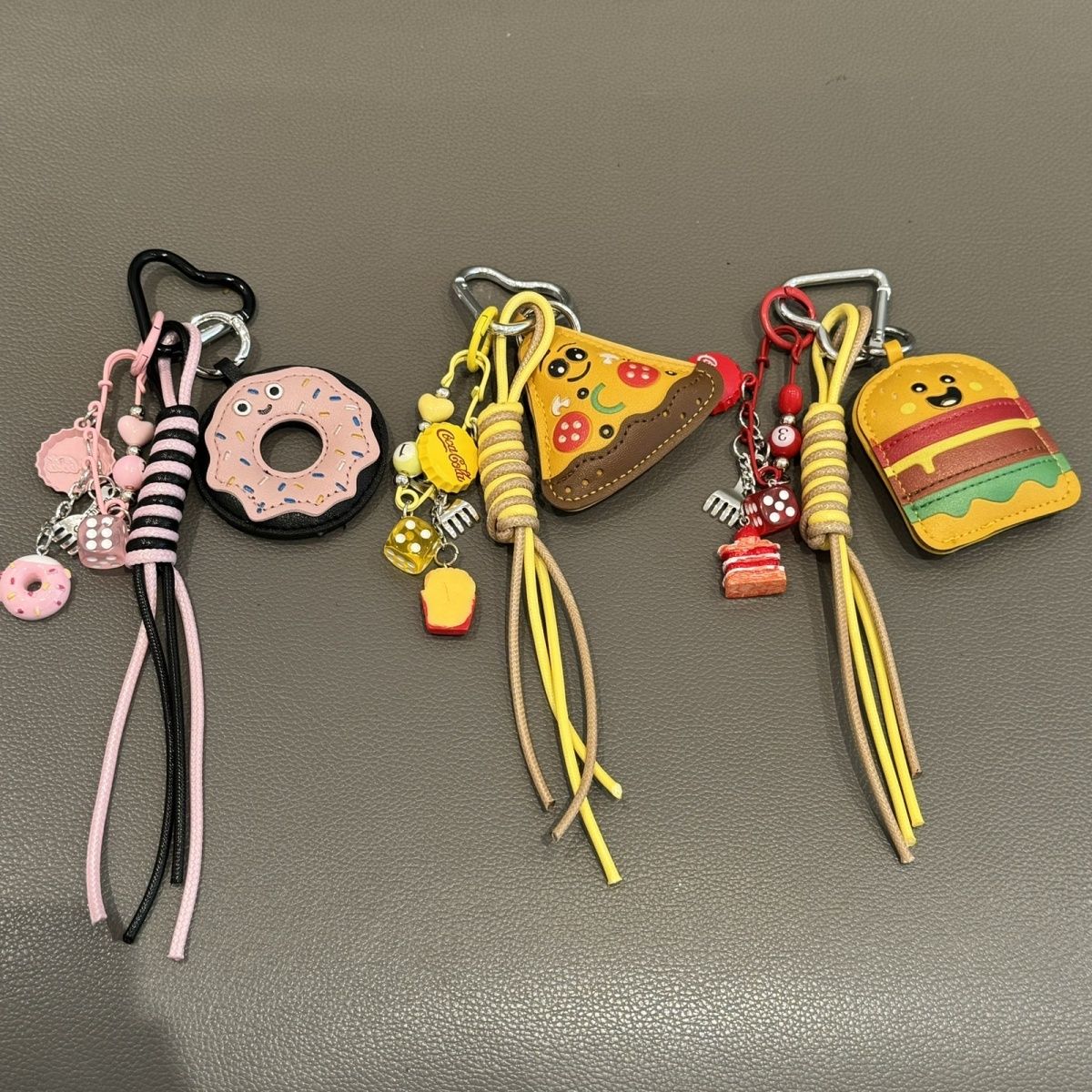 皮革可爱卡通包包挂件书包挂饰可爱背包配饰钥匙扣简约日系女可爱