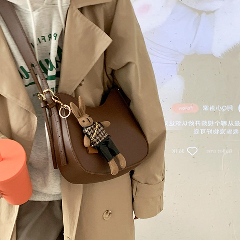 秋冬高级感挂件斜挎女包包2021新款百搭ins小众时尚单肩复古小包