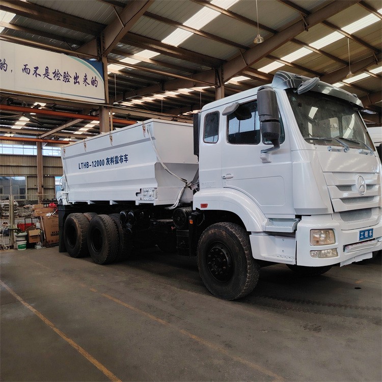 自走式12方灰料撒布车 多功能水泥白灰撒布机 可分段撒灰