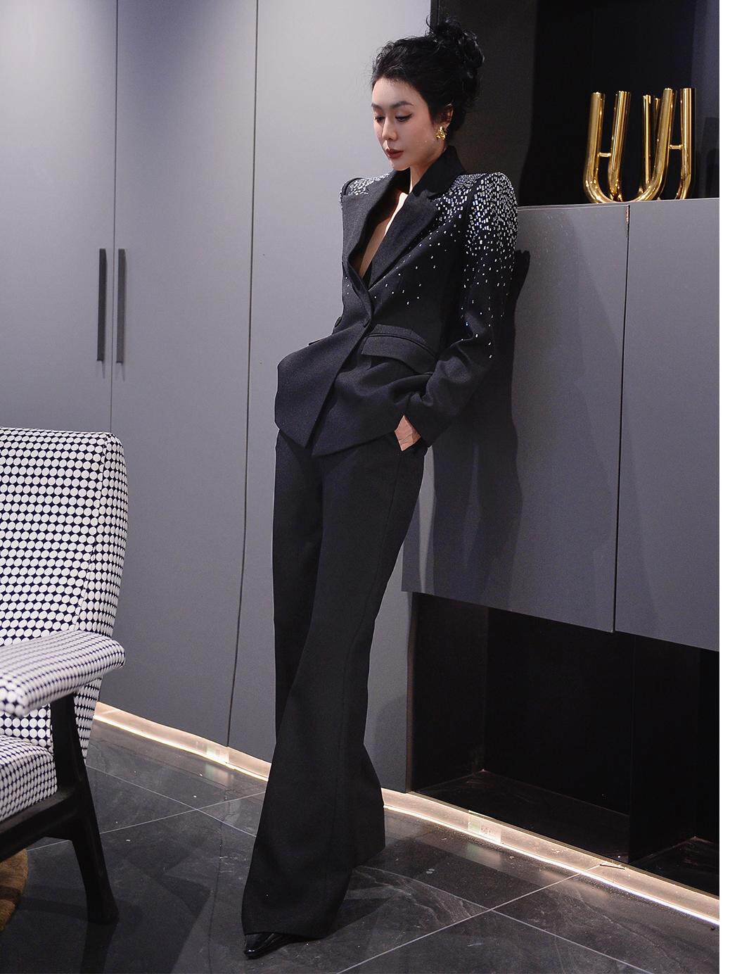 하이엔드 패션 중공업 핫 다이아몬드 기질이 가능한 전문복 여성 가을 ??겨울 블랙 슬림 슈트 나팔바지 투피스 세트