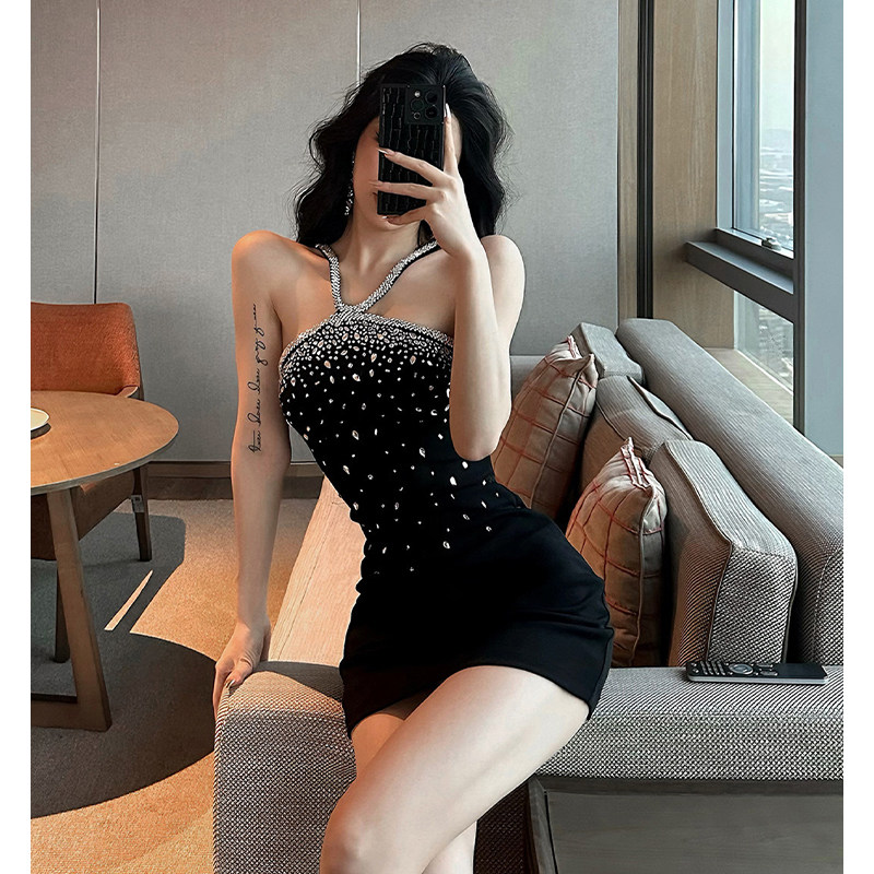 小个子黑色挂脖短款晚礼服女图片