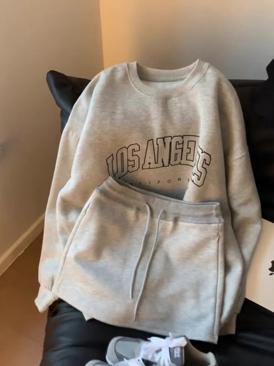 올해 여성에게 인기 있는 아름다운 양복과 스커트는 봄과 가을 차 스타일의 의상 연령을 줄이는 패션 레저 및 스포츠 투피스 세트입니다