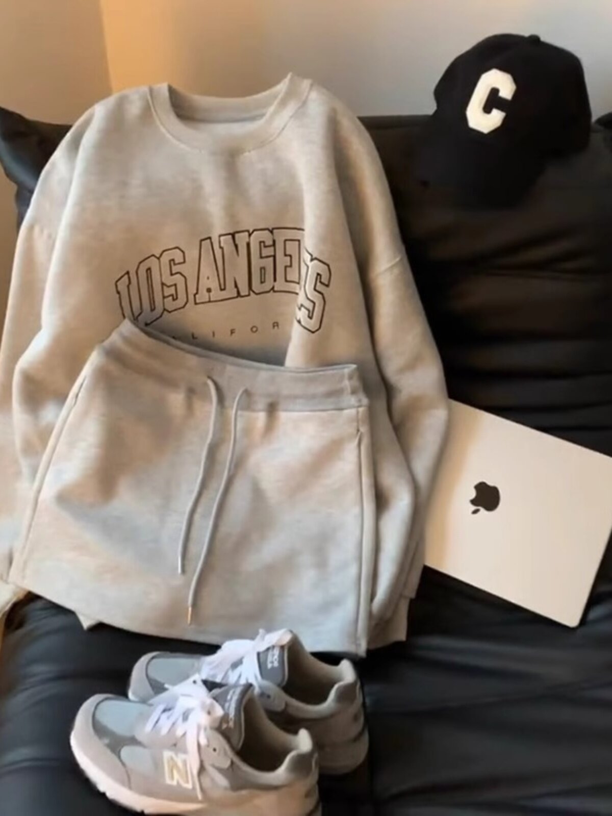 올해 여성에게 인기 있는 아름다운 양복과 스커트는 봄과 가을 차 스타일의 의상 연령을 줄이는 패션 레저 및 스포츠 투피스 세트입니다