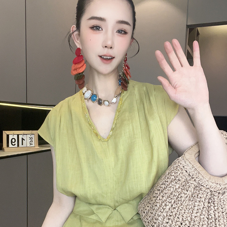 连衣裙女2026夏季新款欧洲站设计感时尚系带收腰长裙纯色V领裙子