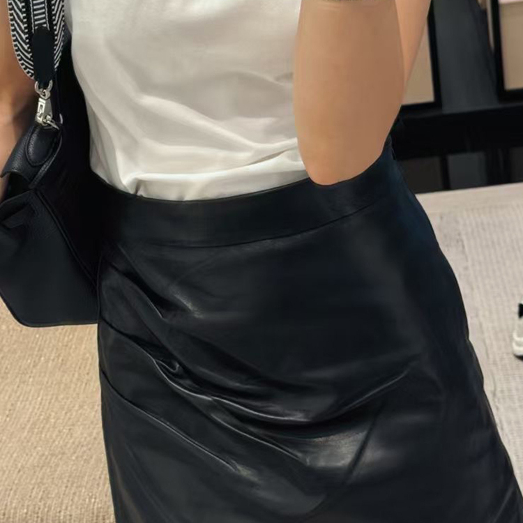 真皮皮裙短裙2025早秋新款开叉皮裙裹身式半身裙压皱褶皱A字裙