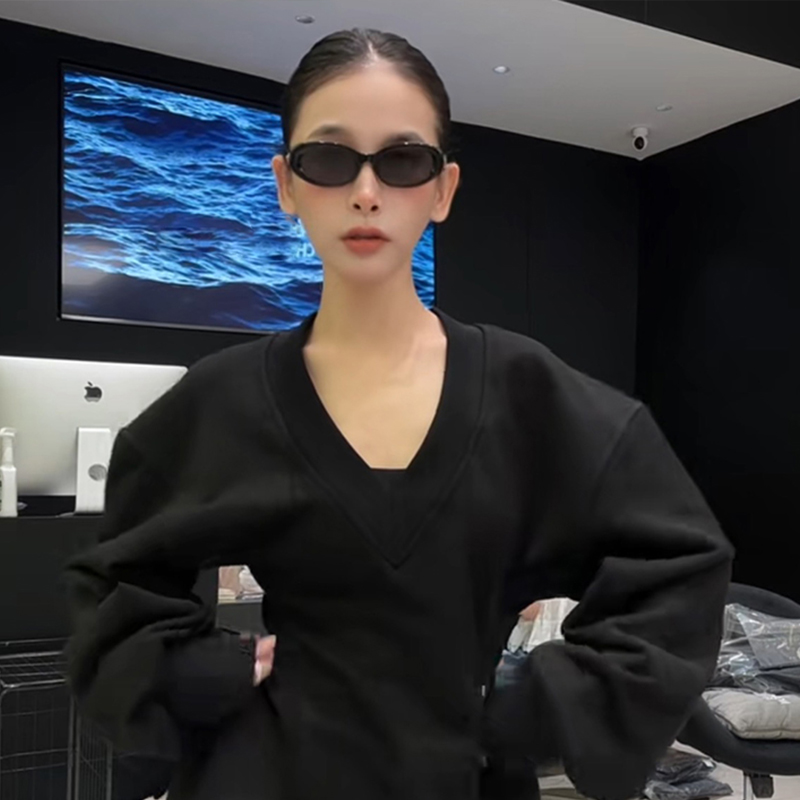 长袖连衣裙女2025秋季新款设计感V领短裙修身显瘦卫衣裙高腰裙子