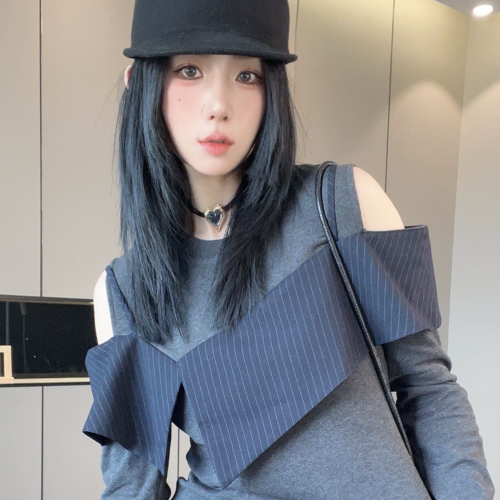 长袖T恤女2026早秋新款设计感时尚露肩拼接荷叶边打底衫显瘦上衣