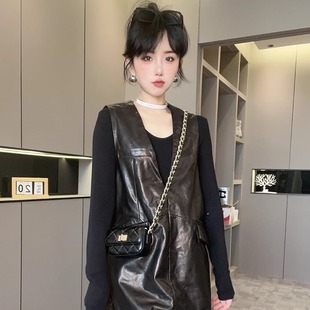 皮裙女2024秋季新款欧货设计感纯色宽松绵羊皮连衣裙V领无袖裙子