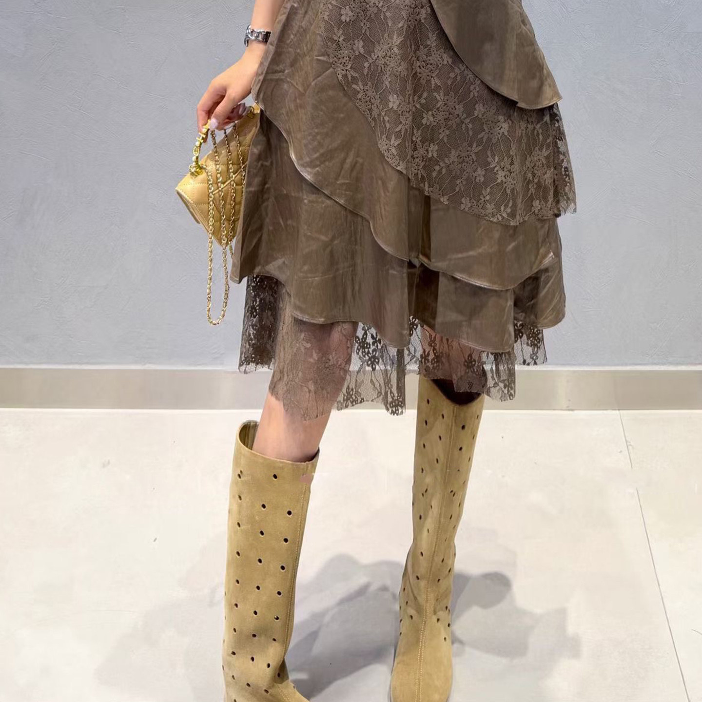 半身裙女2026秋季新款欧洲站蕾丝钩花拼接不规则荷叶边高腰裙子