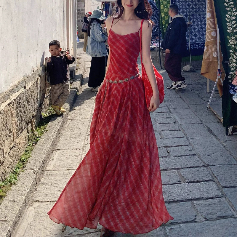 紅格子吊帶連衣裙女2025新款