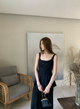 HEBEN MODE 高级浮雕肌理蜂腰吊带 暗黑提花后背打揽收腰吊带上衣