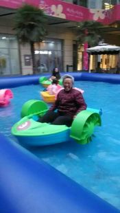 供应儿童水上手摇船亲子游乐手摇船电动碰碰船充气水池手摇船套餐