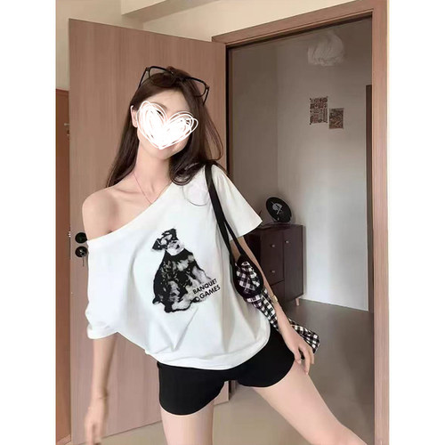 MosesQueen魔西女王小狗印花斜肩短袖T恤夏白色休闲宽松露肩上衣