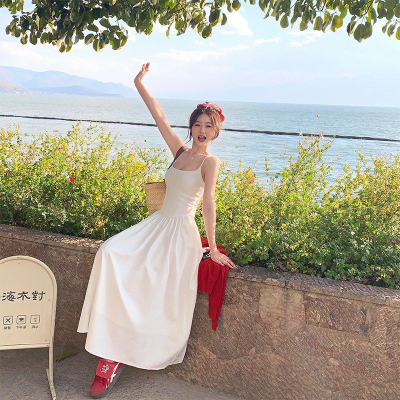 苏三三 白色吊带连衣裙女开春气质穿搭2025新款高级感显瘦长裙子