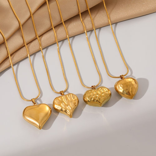 钛钢爱心项链女轻奢高级感配饰小众气质百搭镀18K金不掉色锁骨链