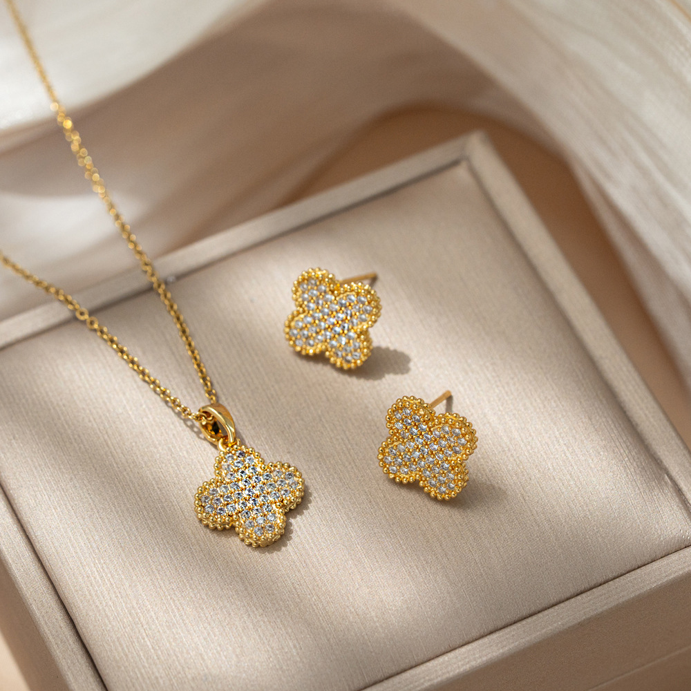 韩版轻奢高品质四叶花套装项链耳钉女镶嵌锆石满钻流行百搭锁骨链