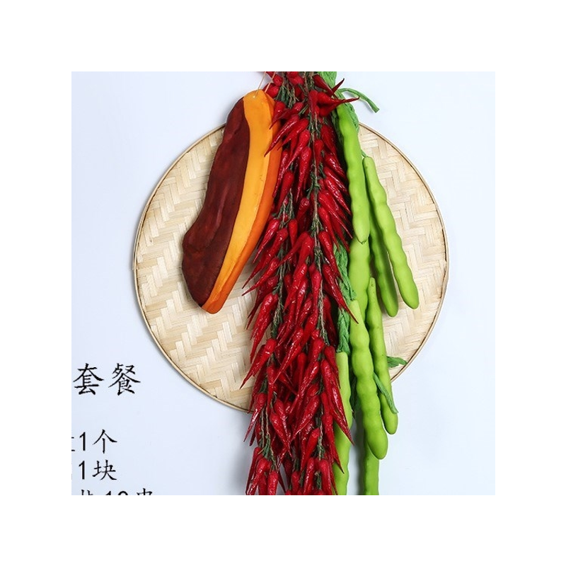 农家乐饭店庭院户外大蒜挂串辣椒