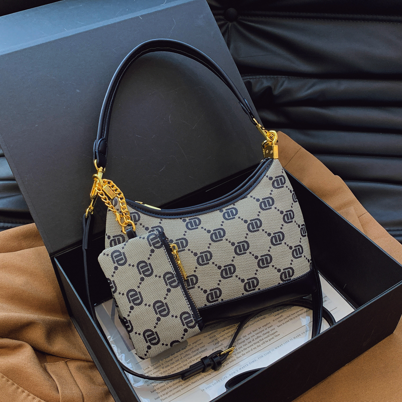 复古小众超火腋下牛角包包女2025新款时尚单肩包高级感百搭斜挎包