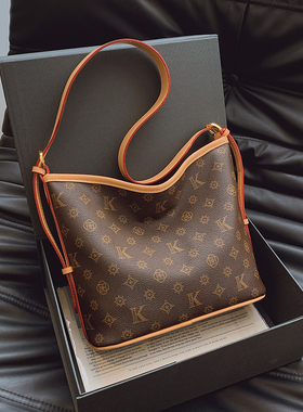 高级感大容量通勤hobo腋下包女2025新款百搭斜挎包复古老花水桶包