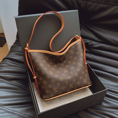 高级感大容量通勤hobo腋下包女2025新款百搭斜挎包复古老花水桶包