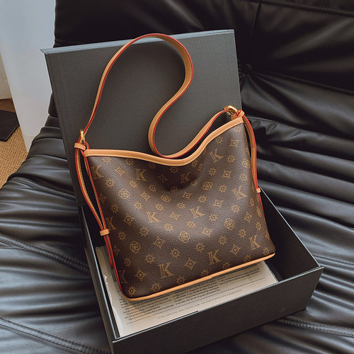 高级感大容量通勤hobo腋下包女2025新款百搭斜挎包复古老花水桶包