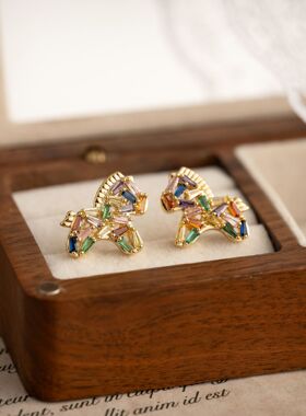 热卖新款七彩小马耳环女法式轻奢