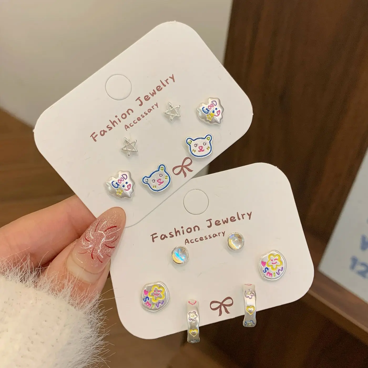 2025春季彩色手绘笑脸花朵亚银耳钉银针卡通小熊趣味学生耳饰