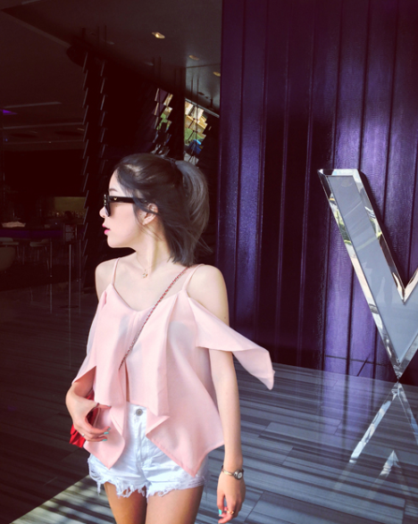 网红海边度假旅行粉色露肩吊带