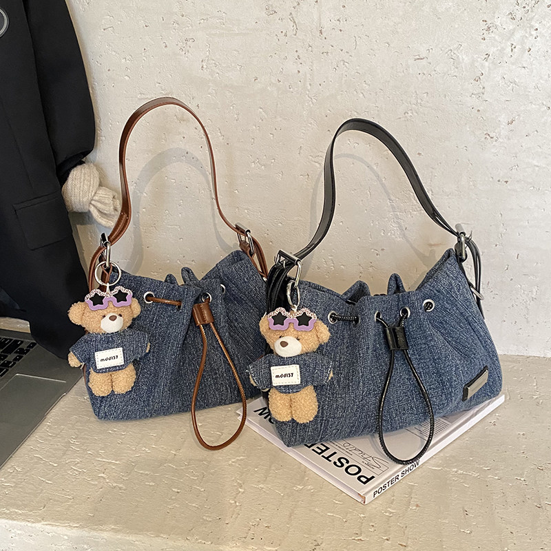 小众设计机车包包女2025新款时尚复古牛仔布单肩包辣妹通勤斜挎包