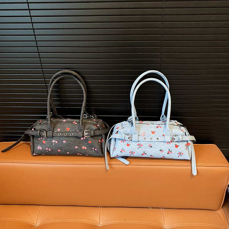 手提包2026春季新款上班通勤韩版时尚洋气个性潮休闲单肩枕头包