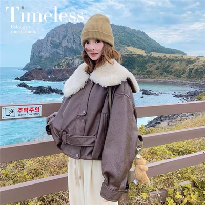 休闲风大毛领牛角扣羽绒服