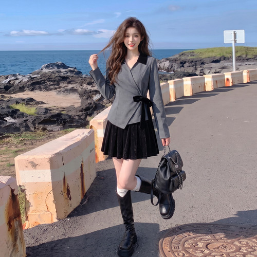 灰色系带收腰上衣百褶短裙两件套女2026秋漂亮高级感流行套装时尚