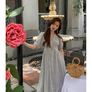 竹依依法式优雅气质连衣裙女夏季新款压褶长裙灰色设计感V领裙子