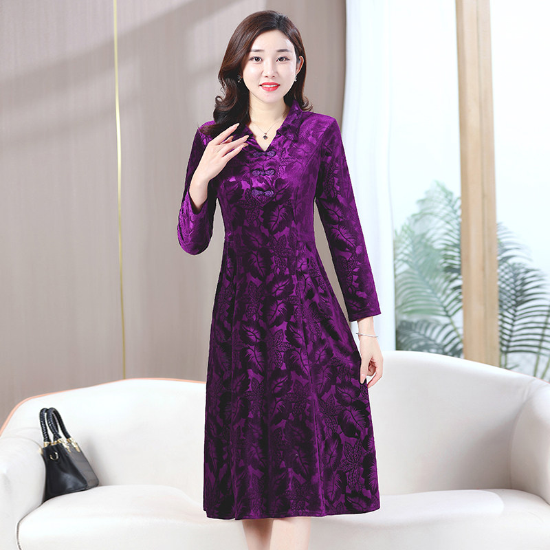 秋装金丝绒连衣裙中长款2023新款显瘦气质女士长袖V领显瘦裙子