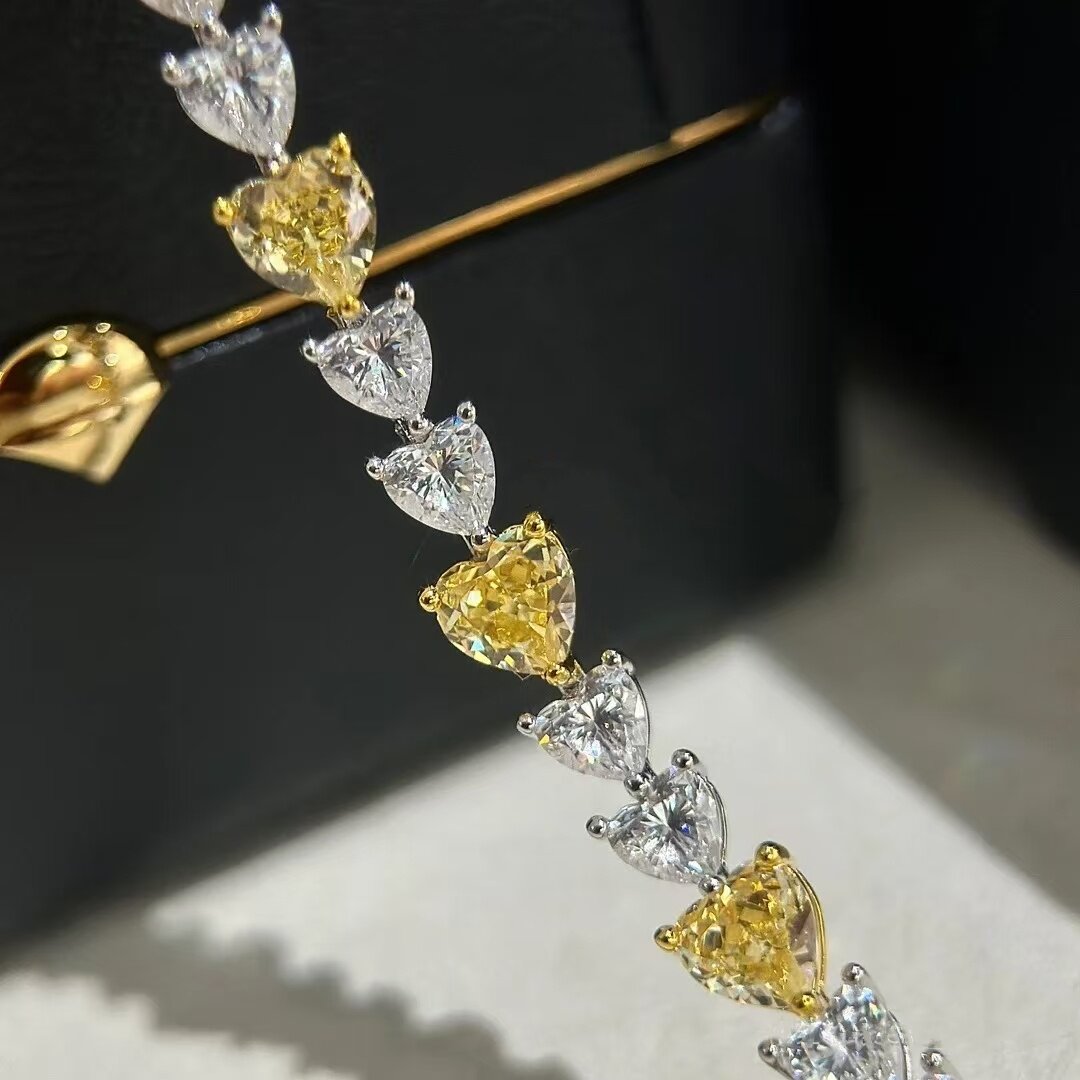 AU750纯18K白金美国进口D色莫桑石三爪满钻黄白间隔爱心手链蓝钻