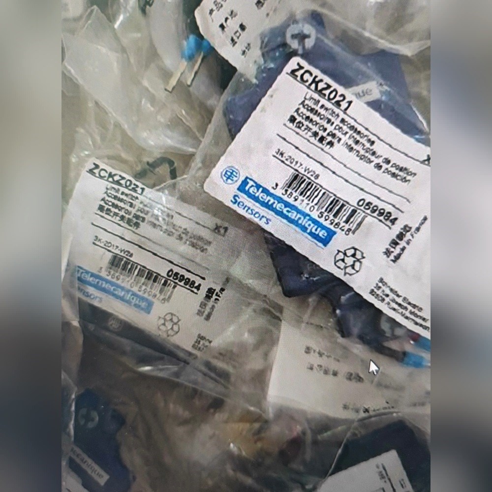 施耐德限位开关ZCKZ021原装带灯盖板适合工 议价