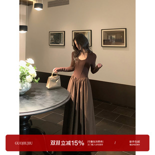 郭九九呢【摩卡玫瑰】法式复古连衣裙女秋冬方领修身显瘦气质长裙