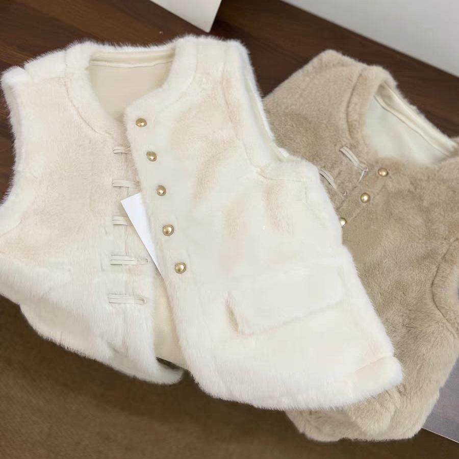 中国风皮毛一体马甲女