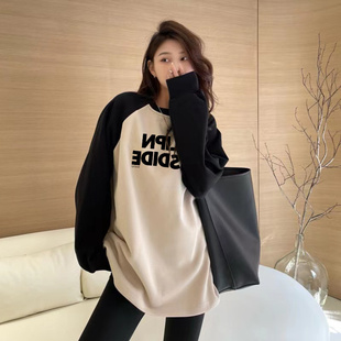 中长版打底衫女2025春秋新款印花拼接插肩袖卫衣搭配鲨鱼裤的上衣
