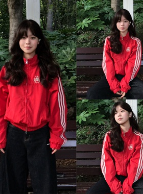 【iSaluteU】红色三条杠短款冲锋衣外套潮流夹克女秋季百搭上衣女