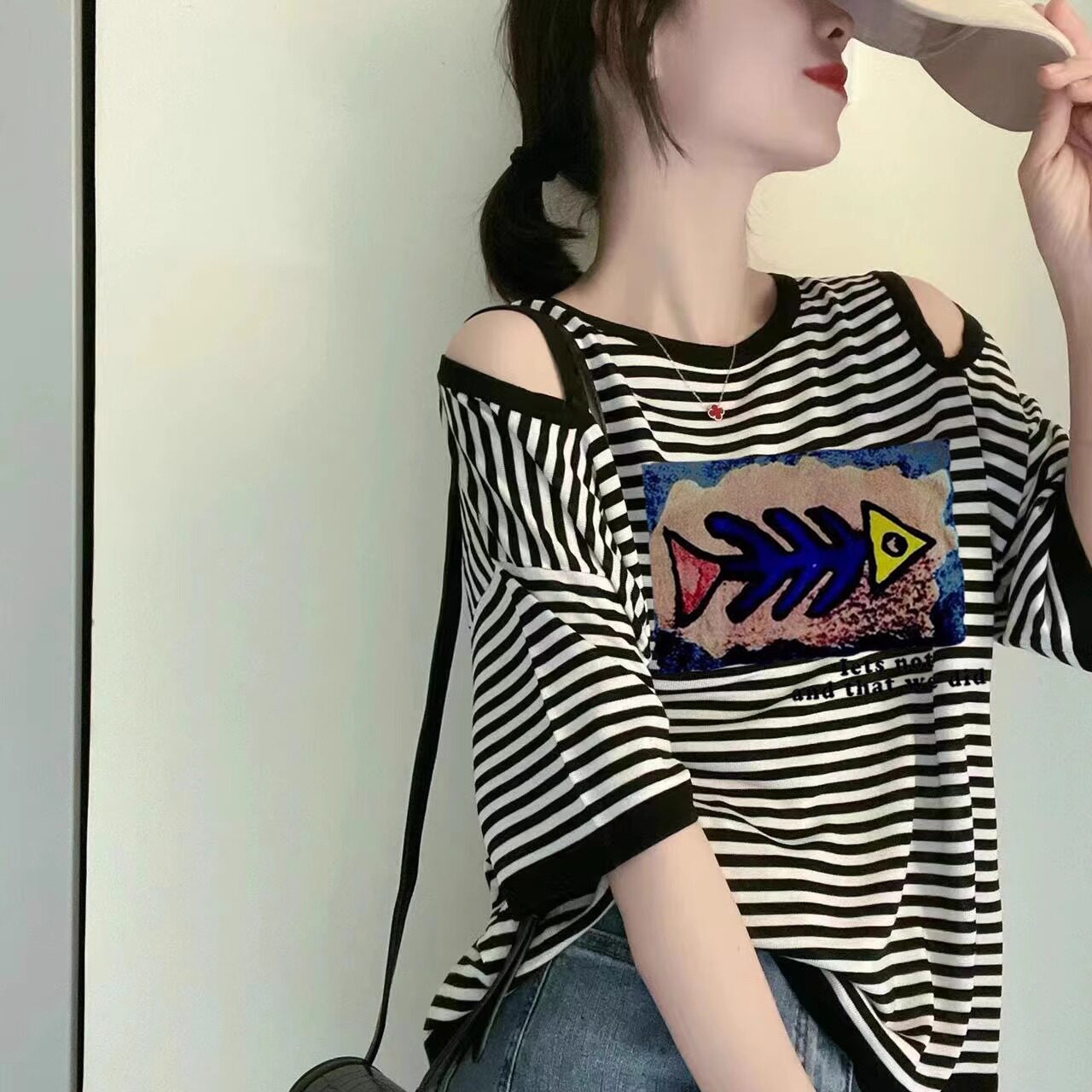 条纹短袖T恤女士夏季大码宽松显瘦设计感小众中长款露肩体恤上衣