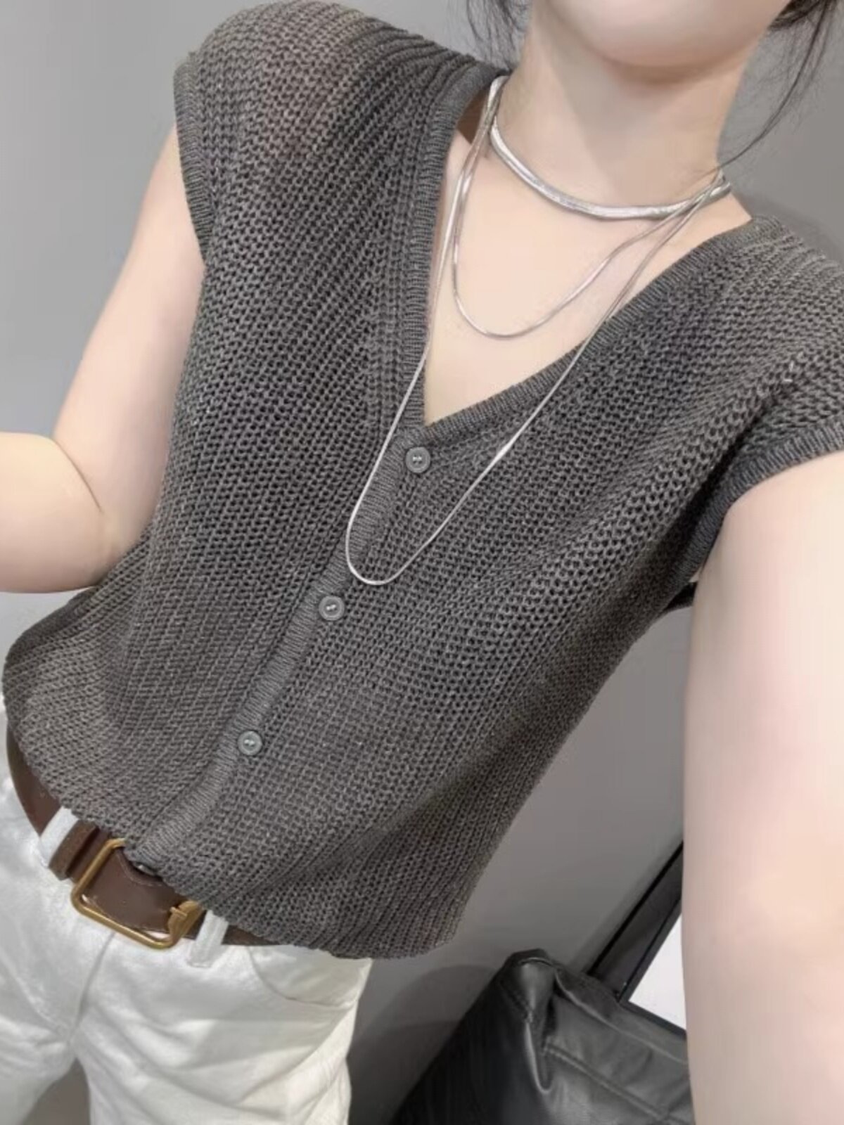 灰色V领针织短袖T恤女2024新款爆款夏季薄款洋气减龄冰丝正肩上衣