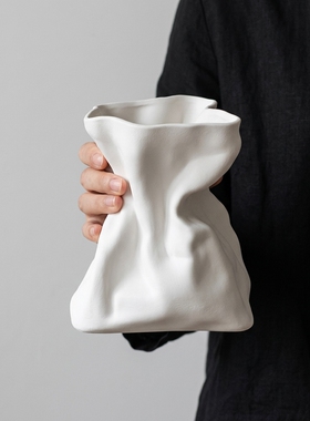 简约百搭白色褶皱软皮抽绳手拿包