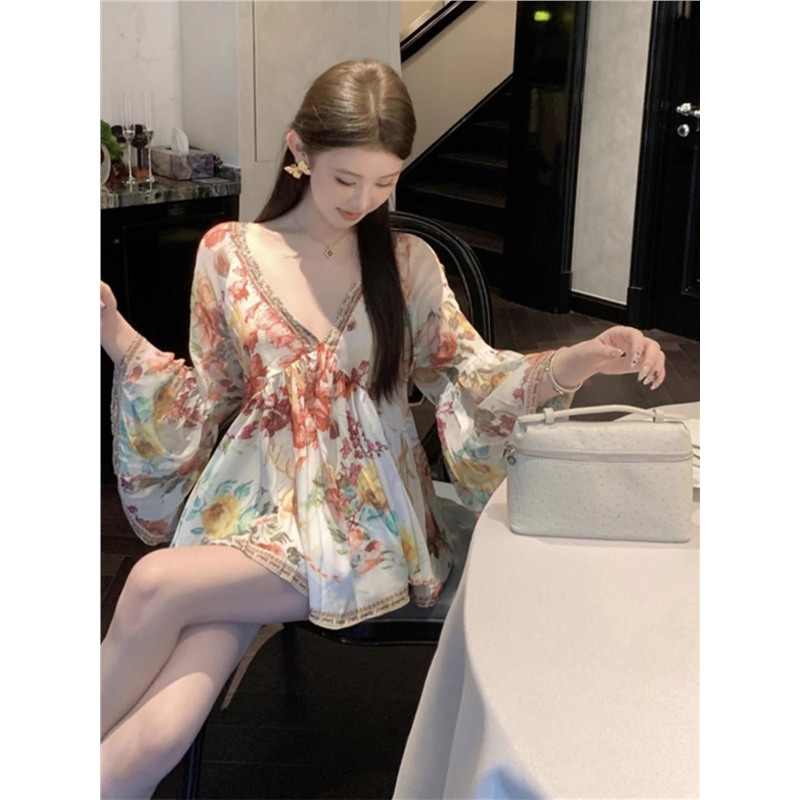 海边度假风沙滩裙子女夏季2026新款多巴胺穿搭重工碎花v领连衣裙