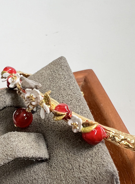 法国原创设计新珐琅釉彩红玛瑙苹果知更鸟开口手镯精致可爱送女友