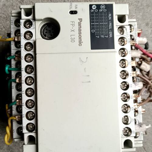 PLC FP-X L30 型号AFPX-L30R-F 。
